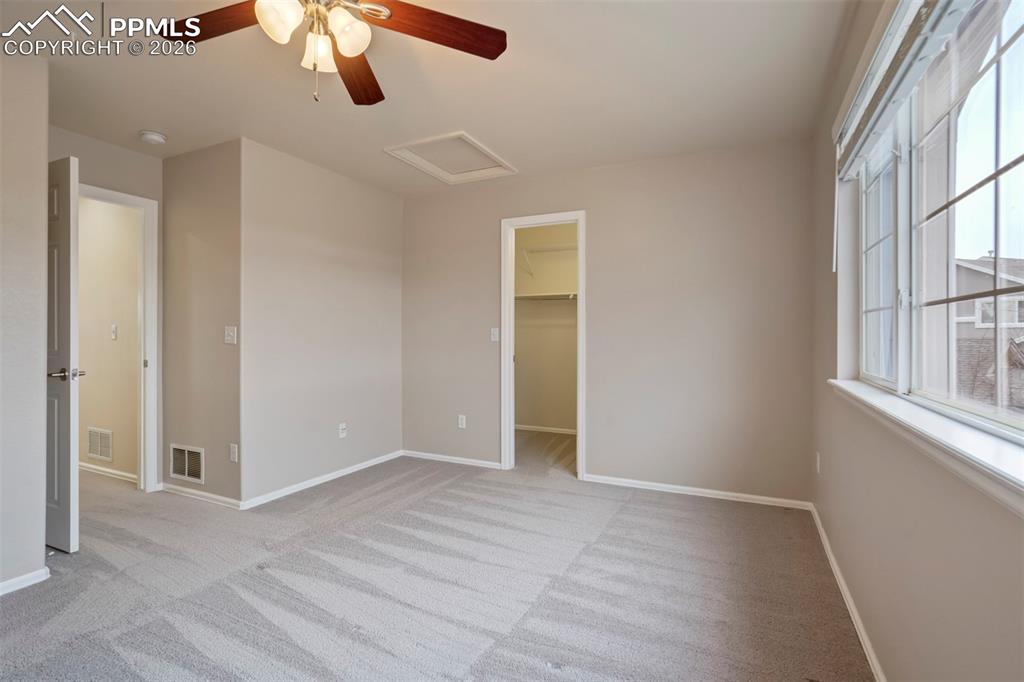 Image 36 of 50: Bedroom