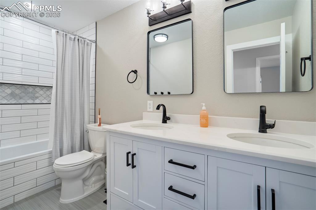 Image 37 of 50: Bathroom