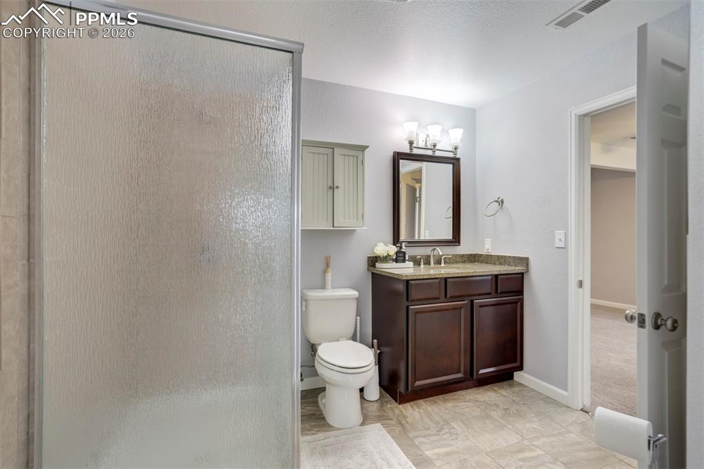 Image 43 of 50: Bathroom