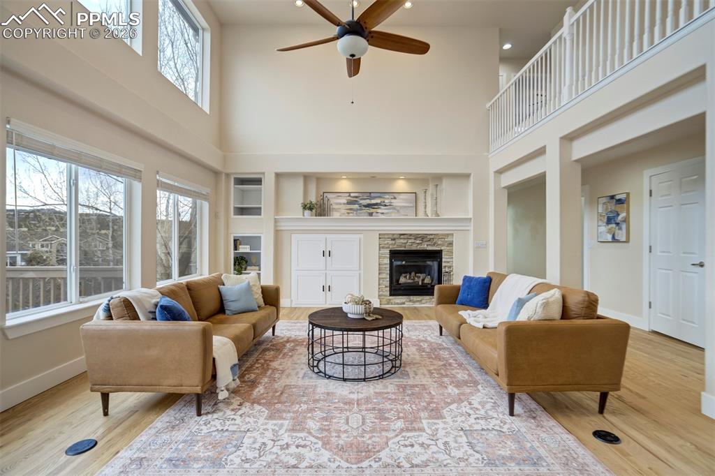 Image 5 of 50: Living Room