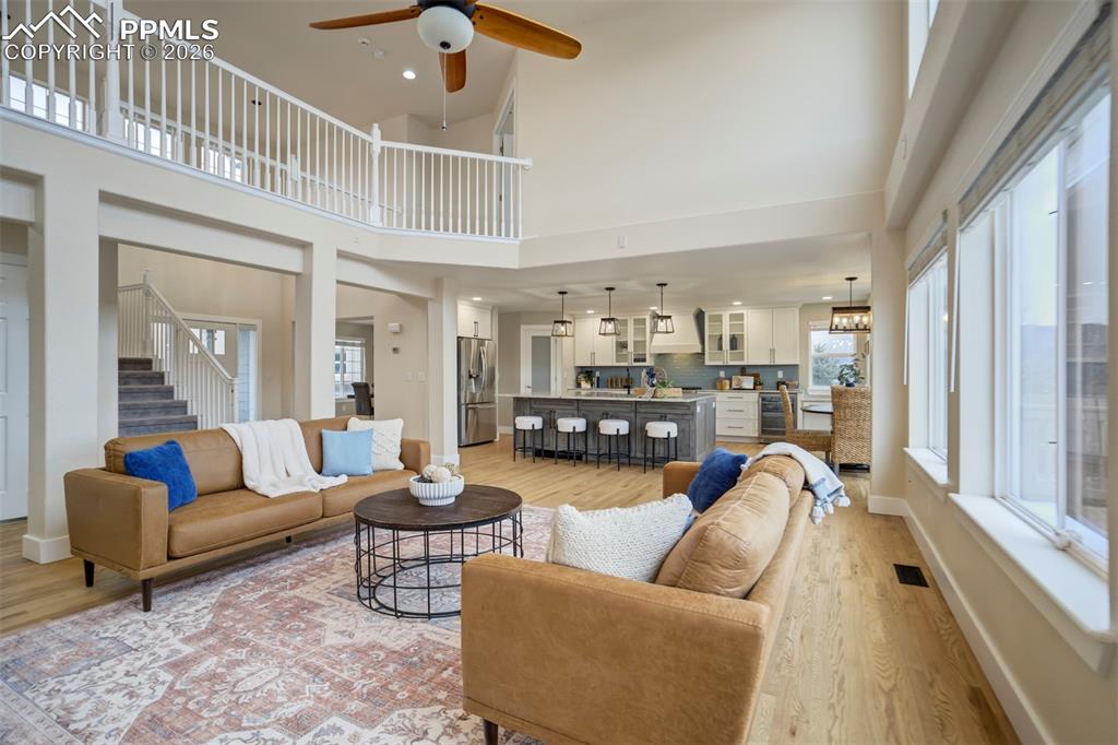 Image 6 of 50: Living Room