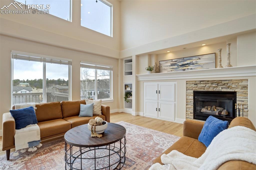 Image 7 of 50: Living Room