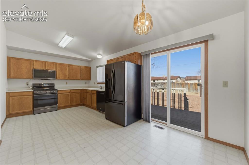 Image 16 of 46: Kitchen