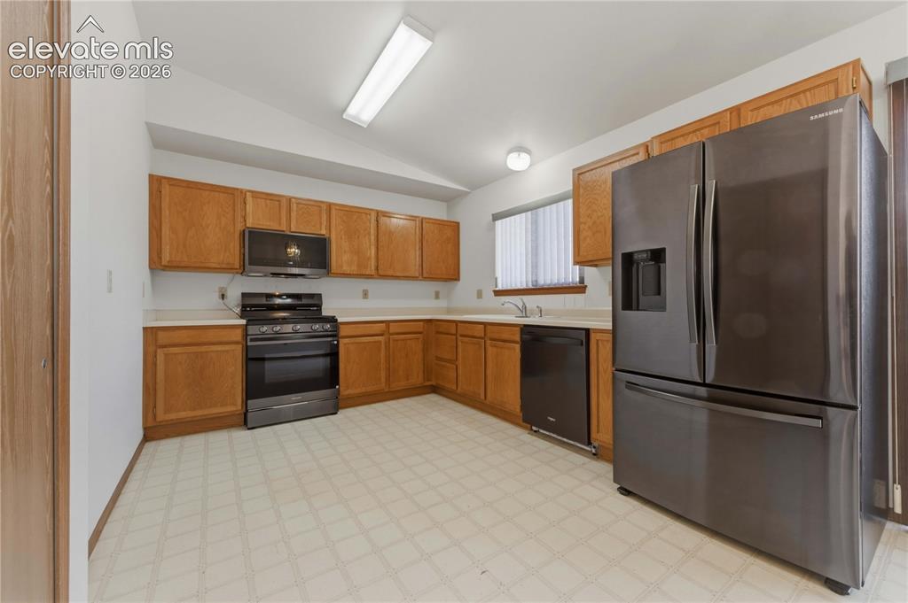 Image 17 of 46: Kitchen