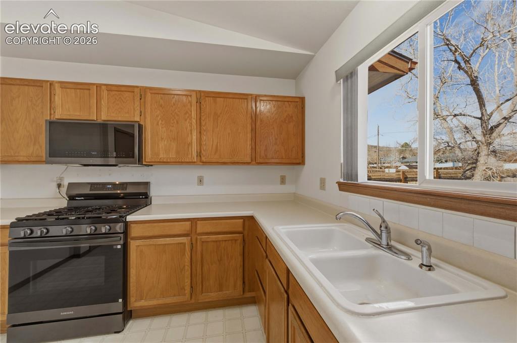 Image 18 of 46: Kitchen