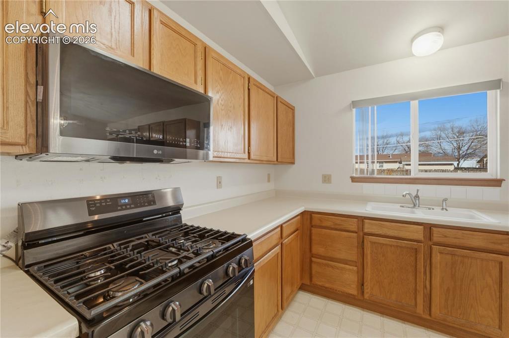Image 19 of 46: Kitchen