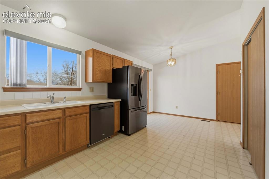 Image 20 of 46: Kitchen