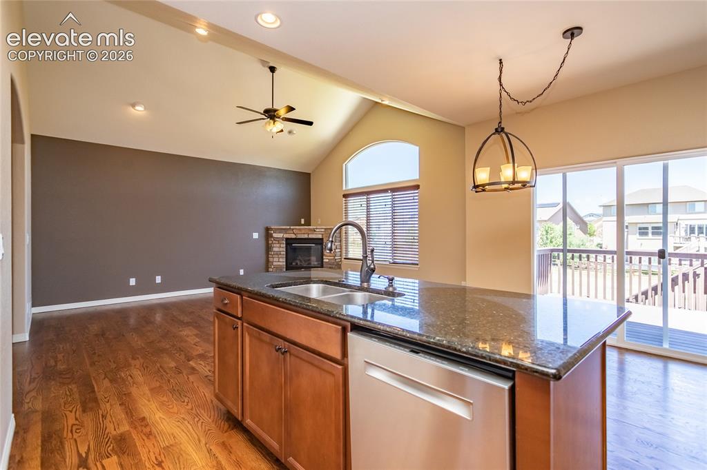 Image 14 of 49: Kitchen