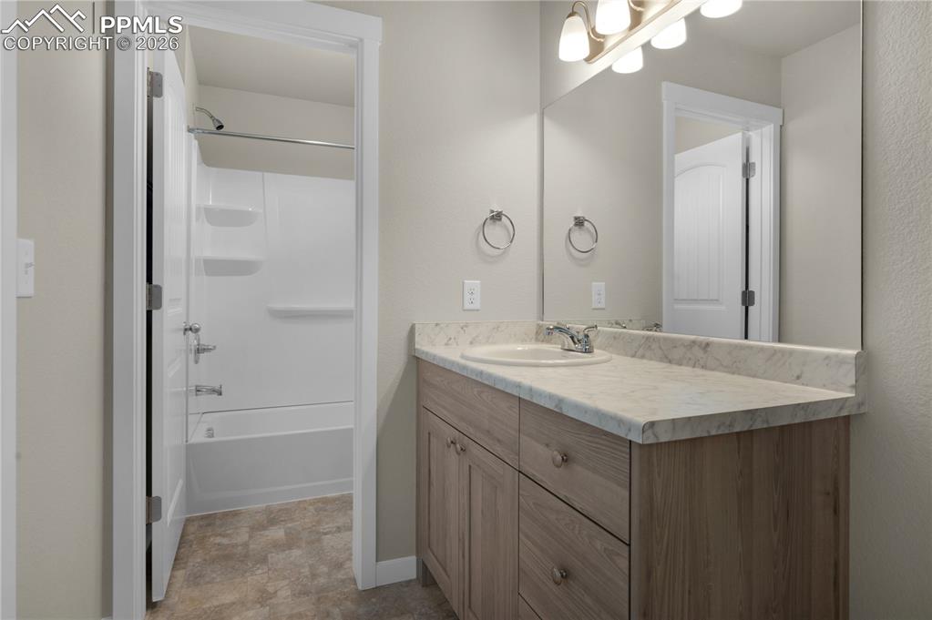 Image 17 of 36: Bathroom