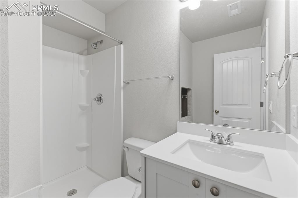 Image 28 of 36: Bathroom