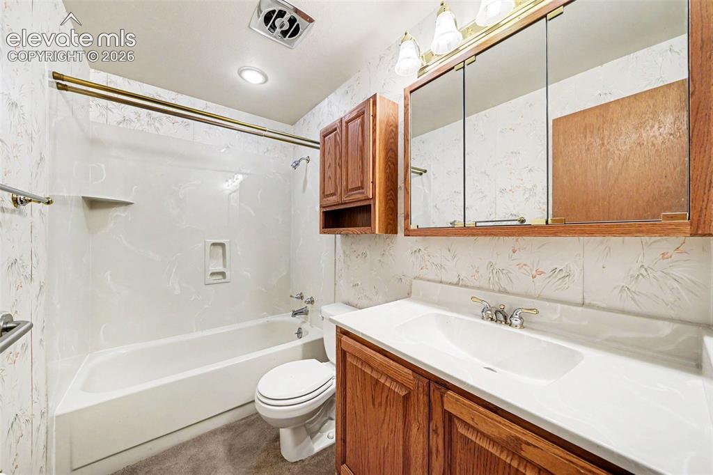 Image 11 of 20: Bathroom