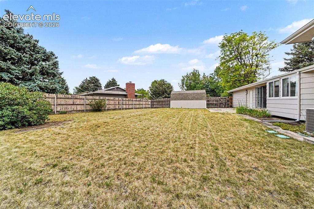 Image 15 of 20: Yard