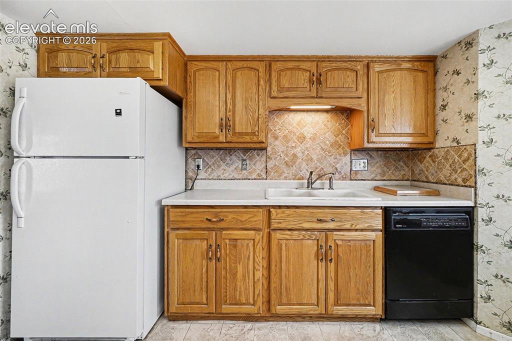 Image 3 of 20: Kitchen