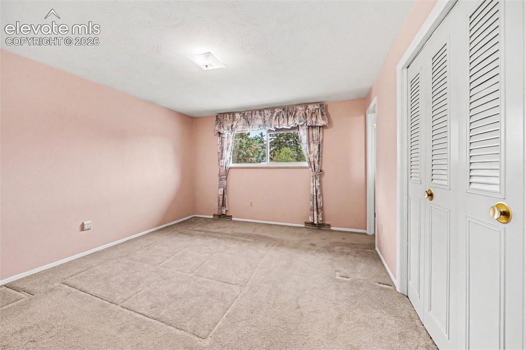 Image 7 of 20: Bedroom