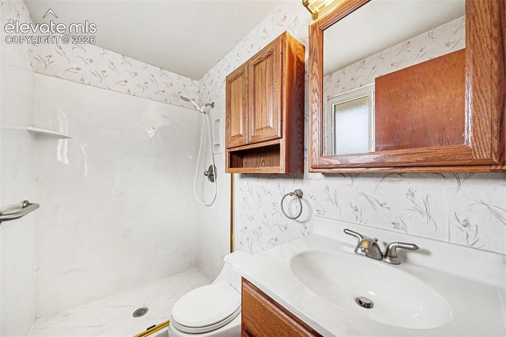 Image 8 of 20: Bathroom