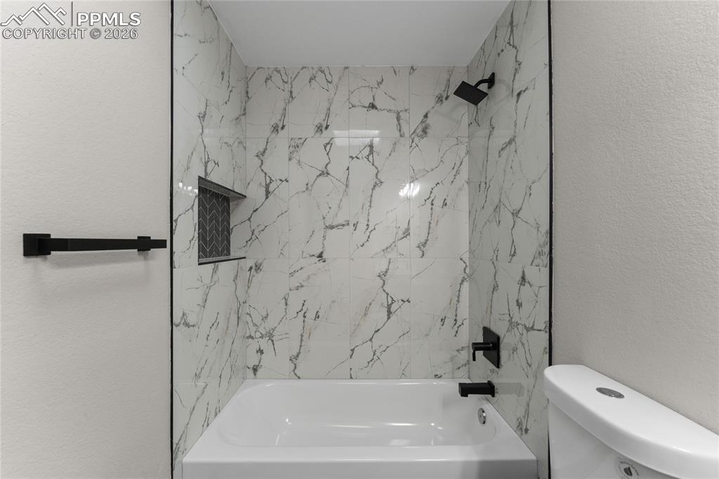 Image 14 of 35: Bathroom