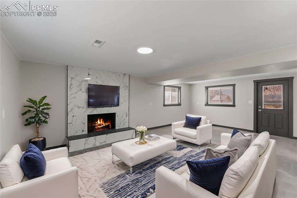 Image 17 of 35: Living Room