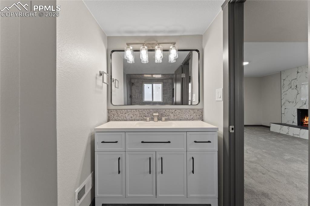 Image 22 of 35: Bathroom