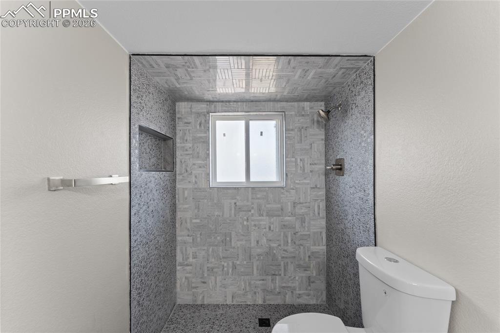 Image 23 of 35: Bathroom