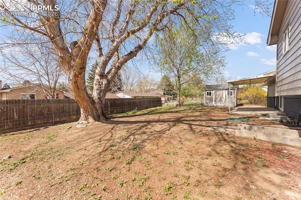 Image 33 of 35: Yard