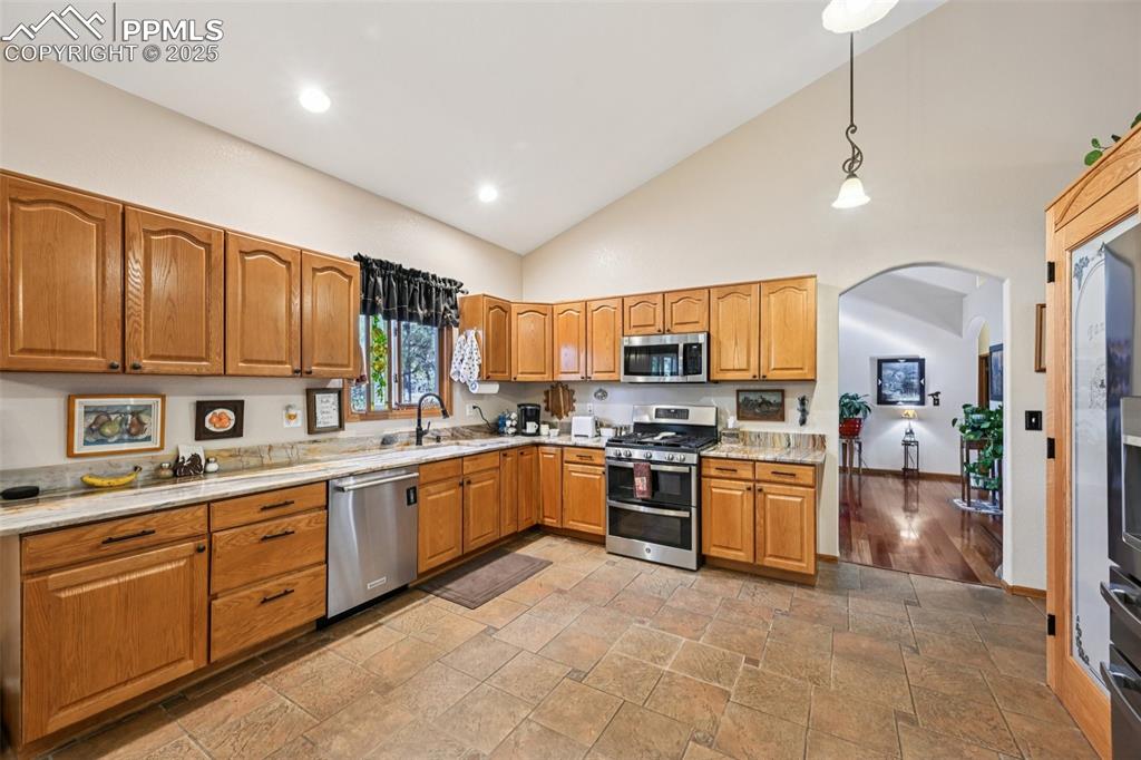 Image 19 of 50: Kitchen