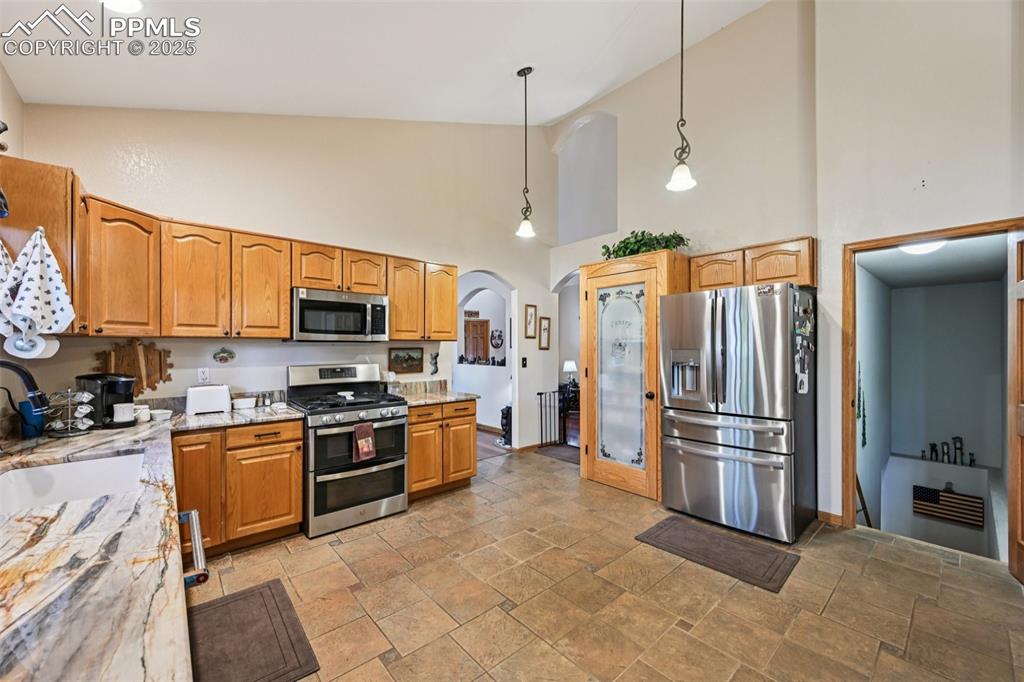 Image 20 of 50: Kitchen