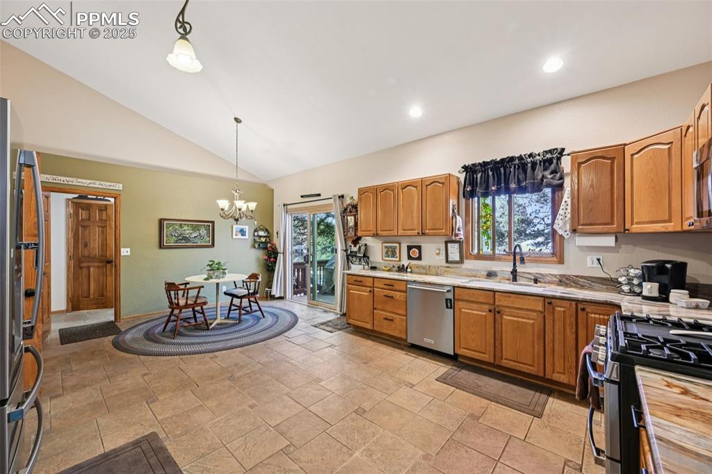 Image 21 of 50: Kitchen