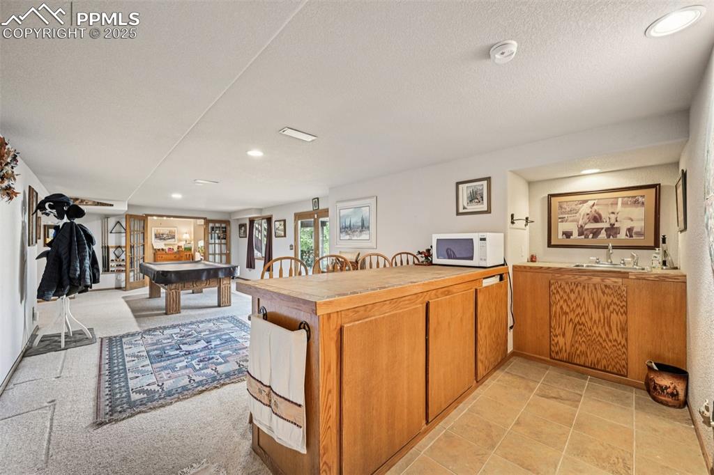 Image 23 of 50: Wet Bar