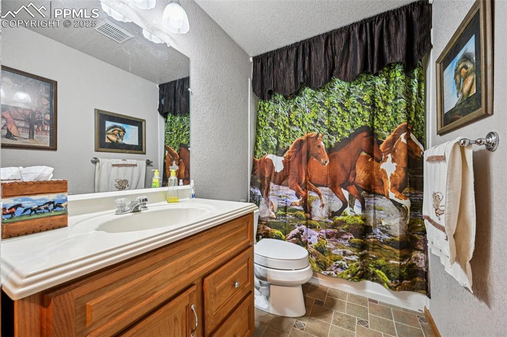 Image 39 of 50: Full Bathroom