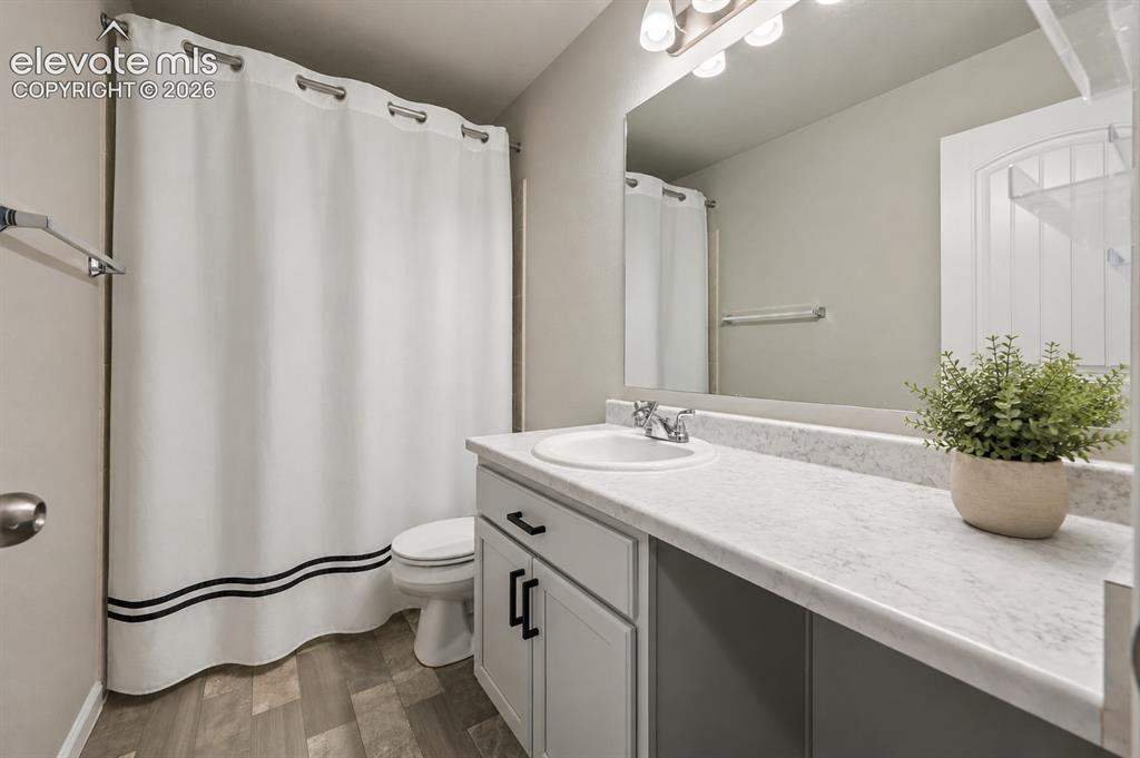 Image 14 of 17: Bathroom