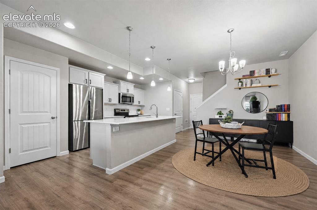 Image 4 of 17: Kitchen