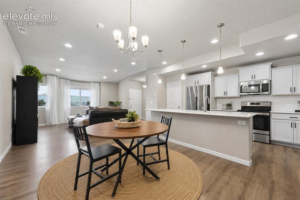 Image 5 of 17: Dining Area