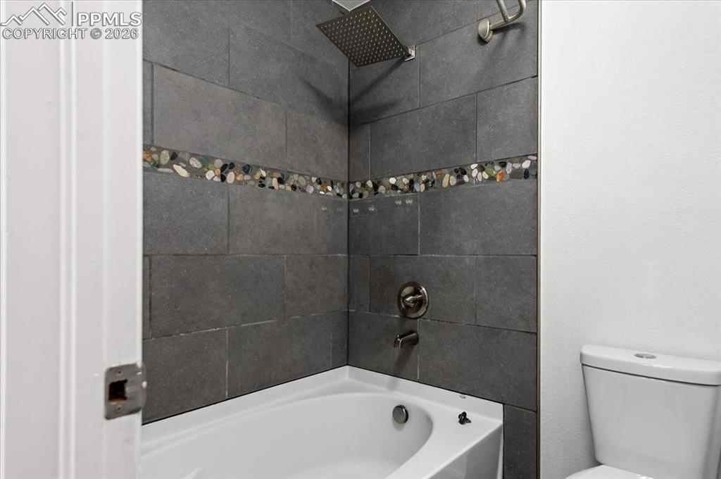 Image 17 of 43: Bathroom