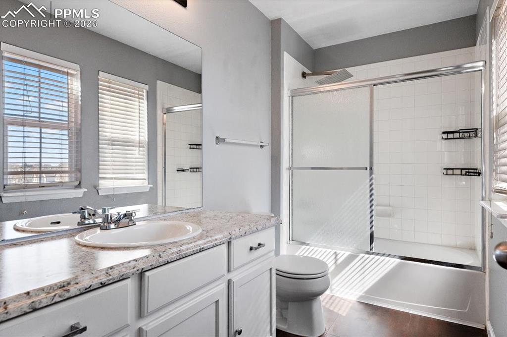 Image 19 of 43: Bathroom