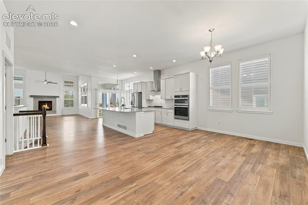 Image 10 of 50: Kitchen
