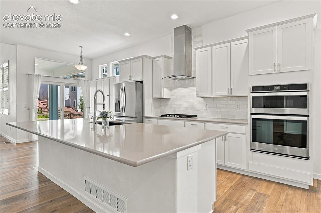 Image 15 of 50: Kitchen
