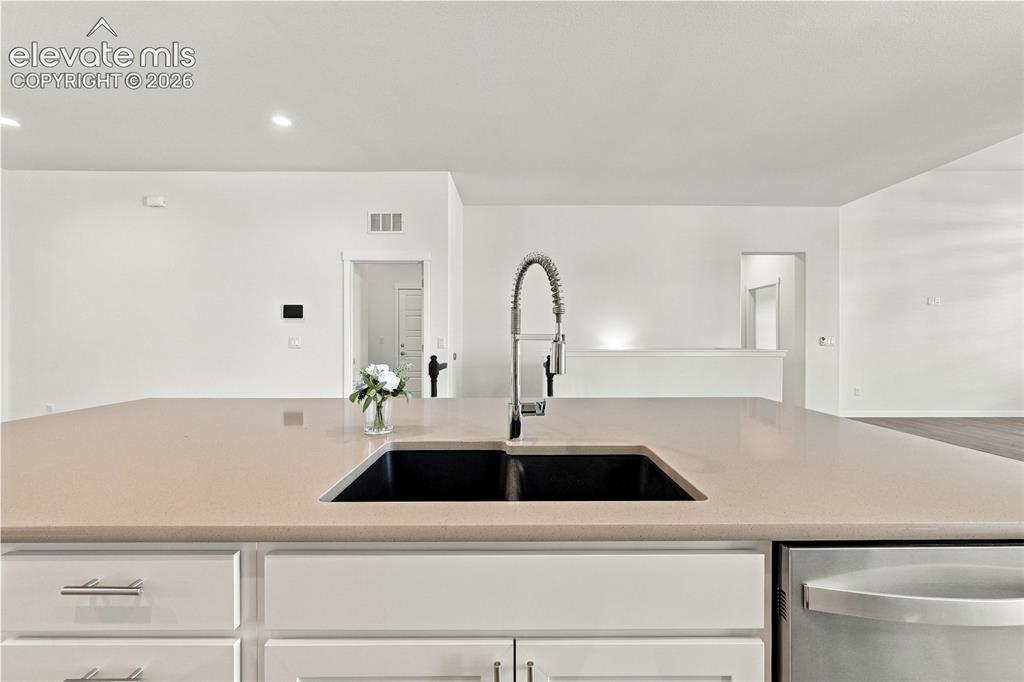 Image 17 of 50: Kitchen