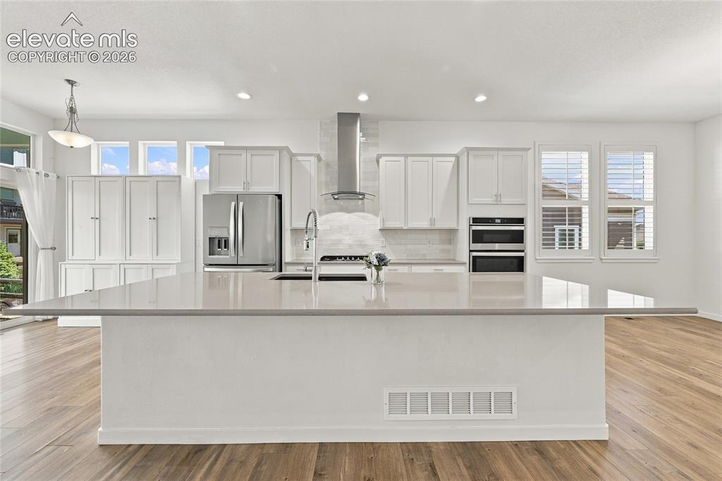 Image 18 of 50: Dining Area