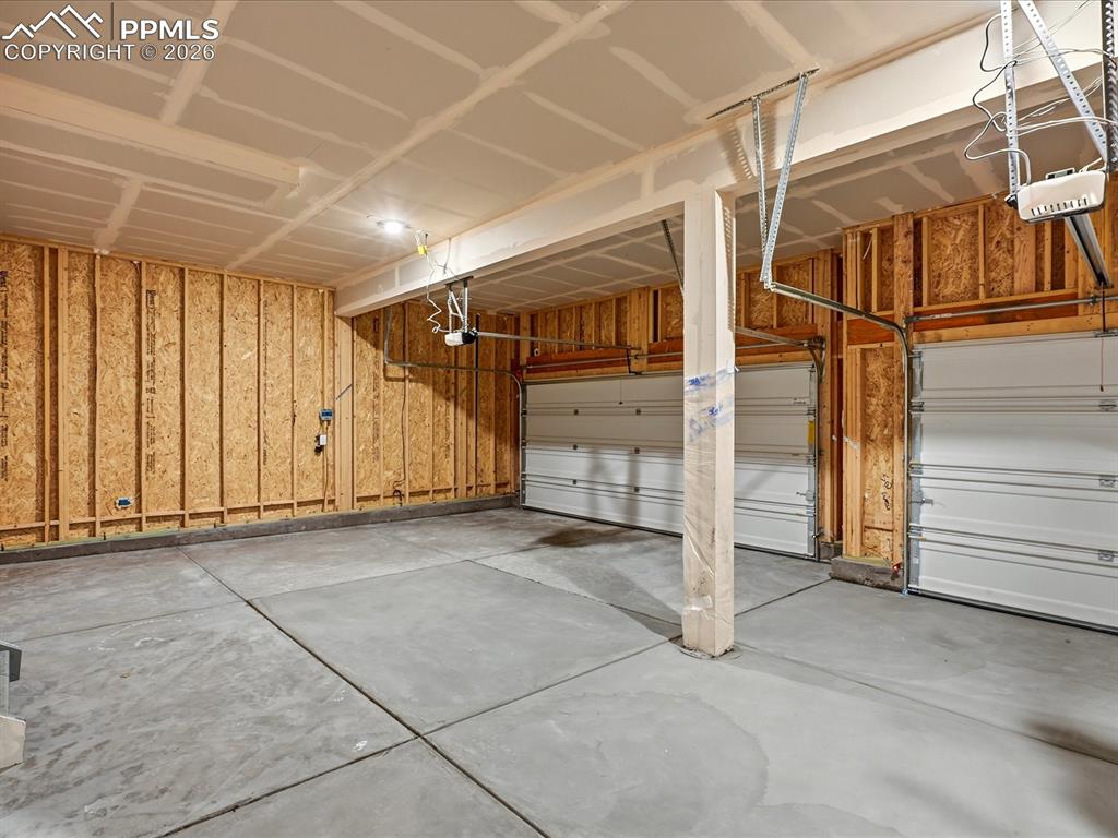 Image 11 of 33: Garage