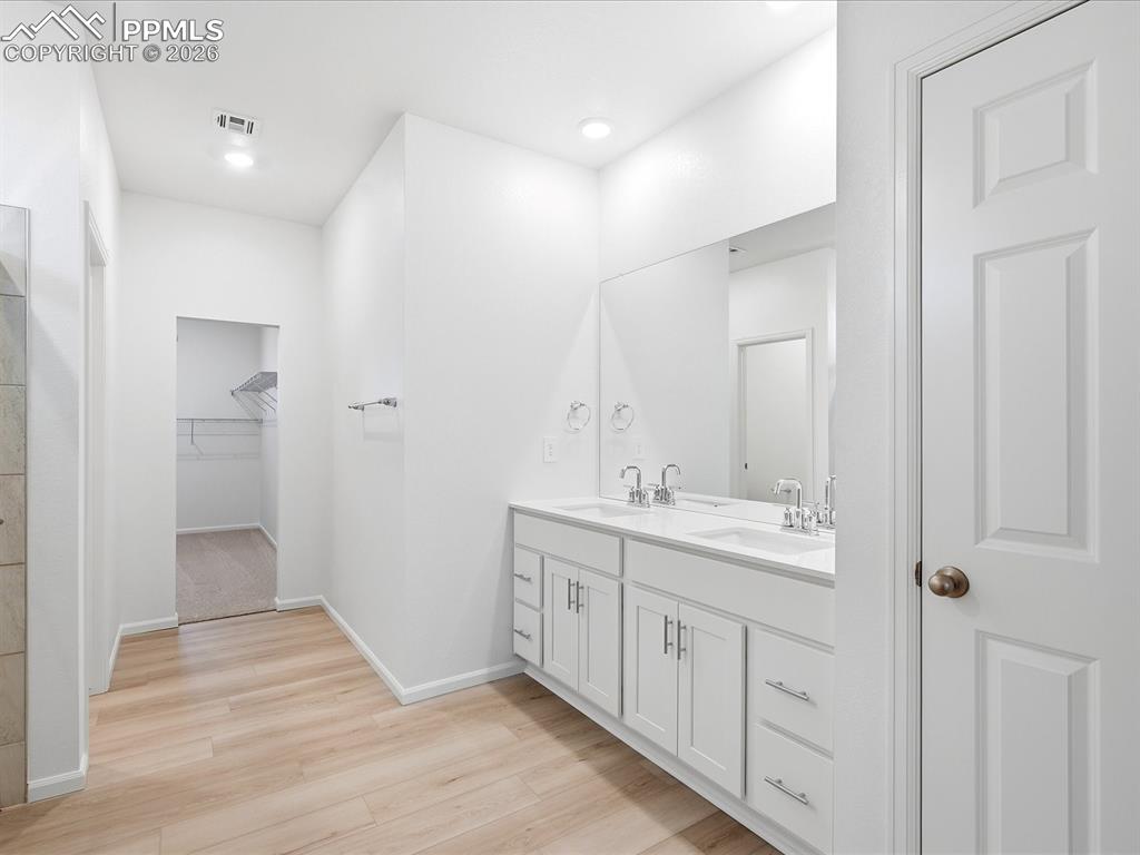 Image 17 of 33: Bathroom