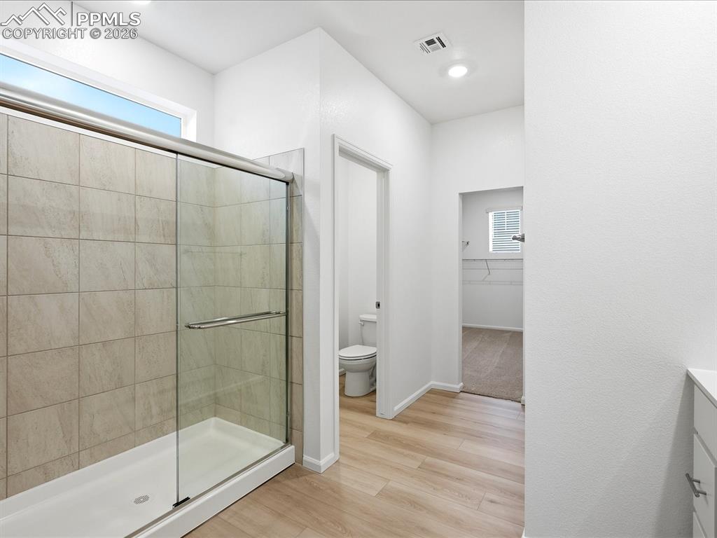 Image 18 of 33: Bathroom