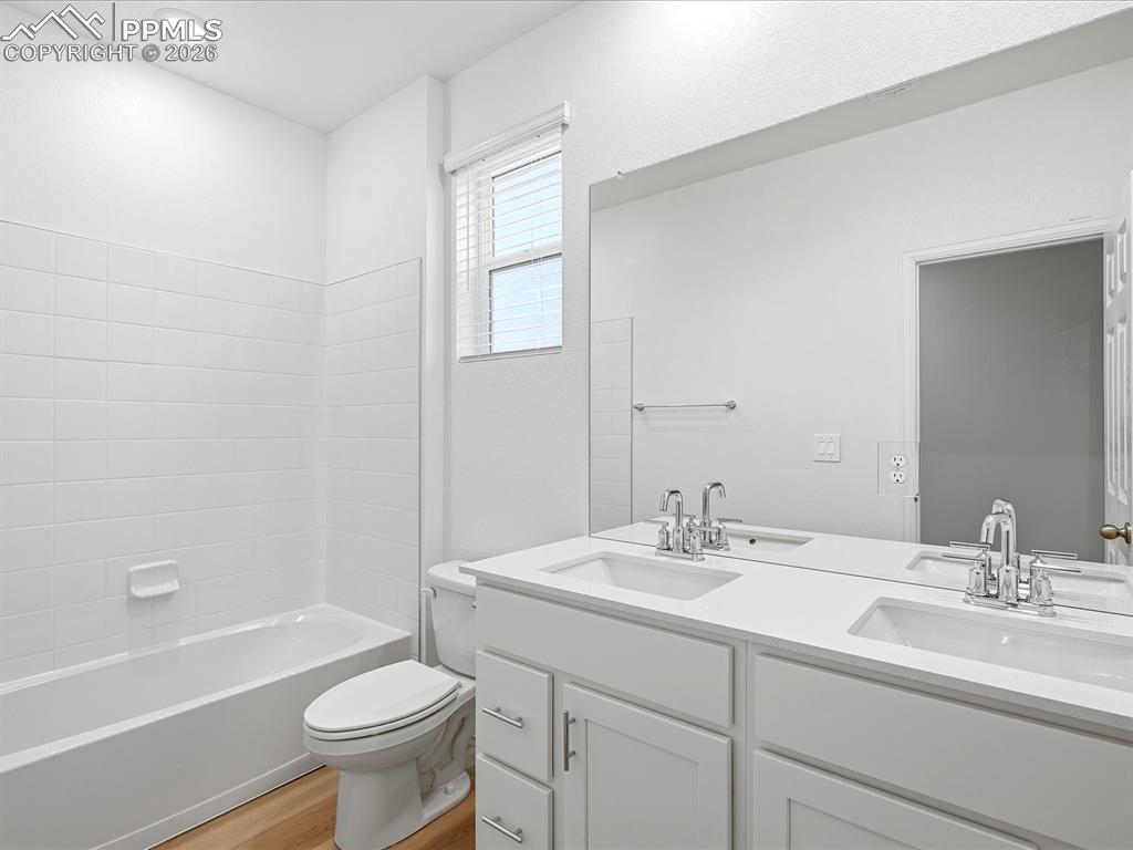 Image 28 of 33: Bathroom