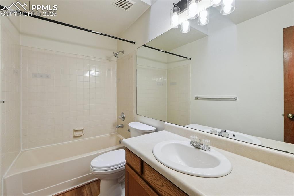 Image 18 of 29: Bathroom