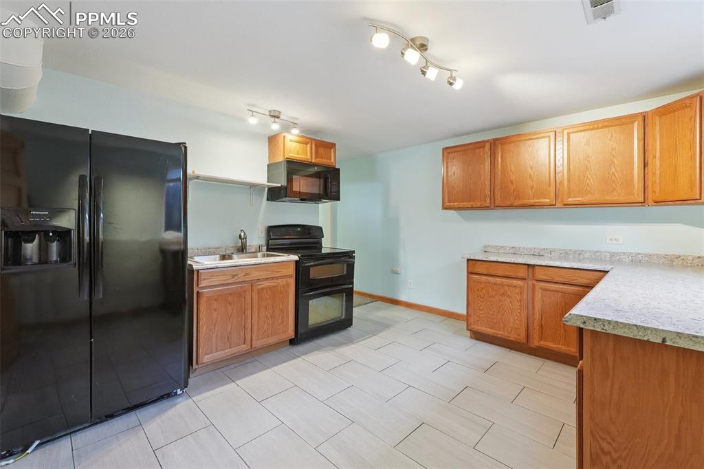 Image 20 of 29: Kitchen