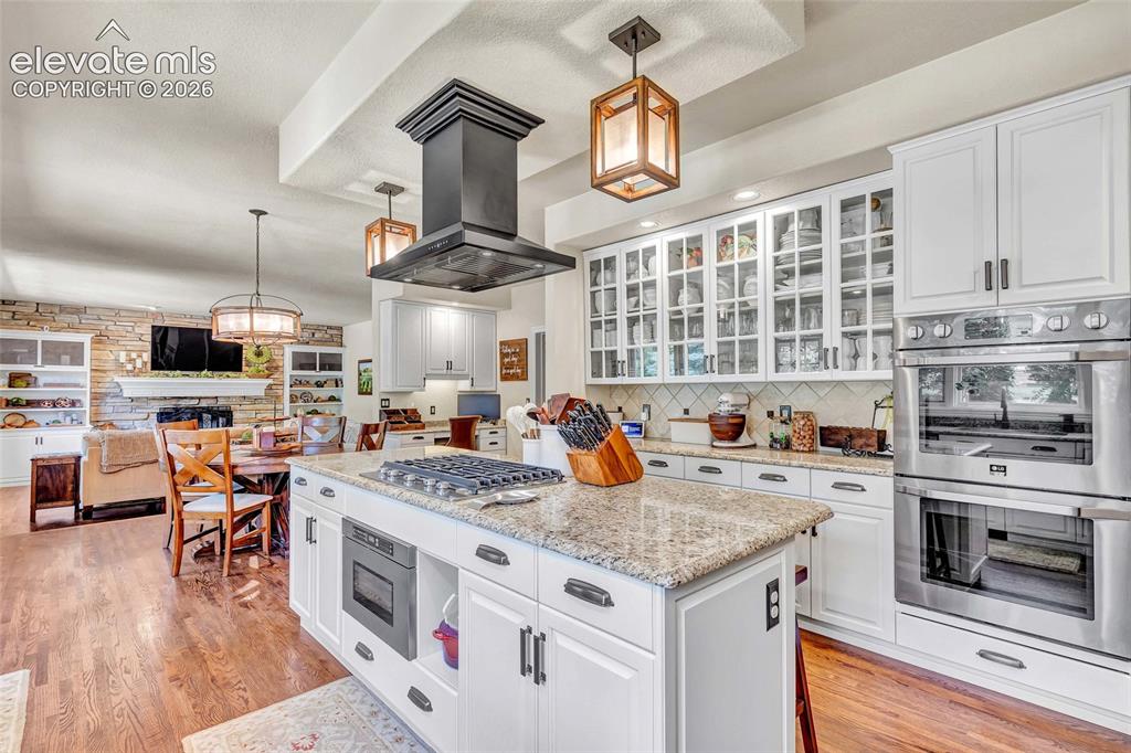 Image 14 of 49: Kitchen