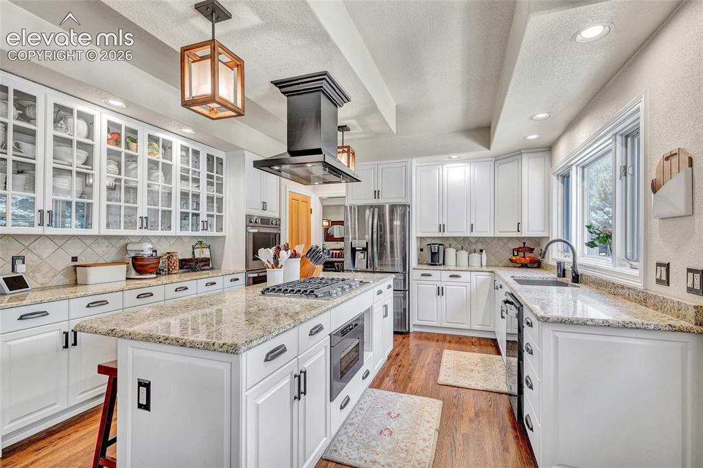 Image 15 of 49: Kitchen
