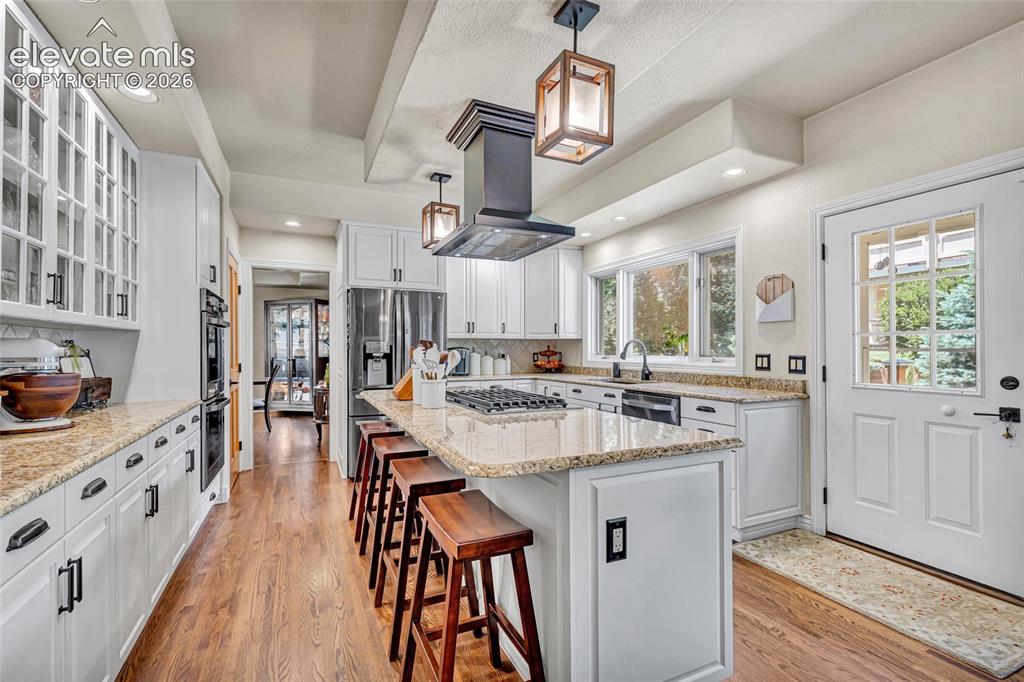 Image 16 of 49: Kitchen