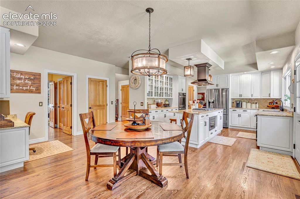 Image 18 of 49: Dining Area