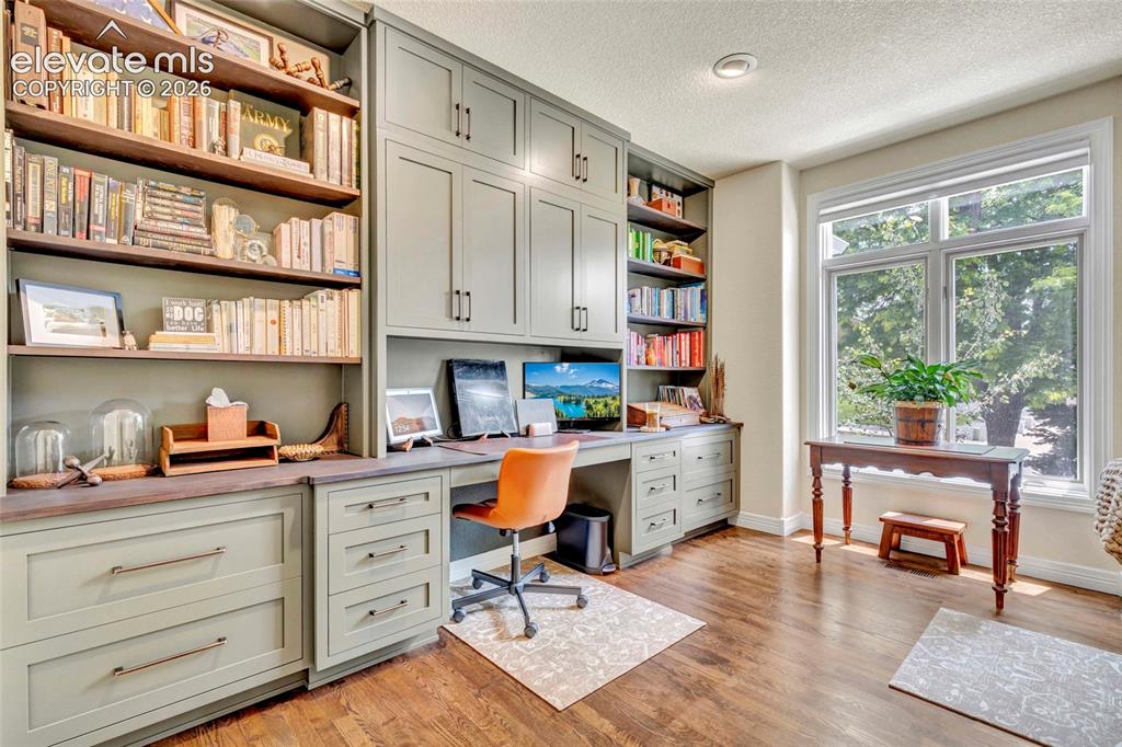 Image 22 of 49: Family Room