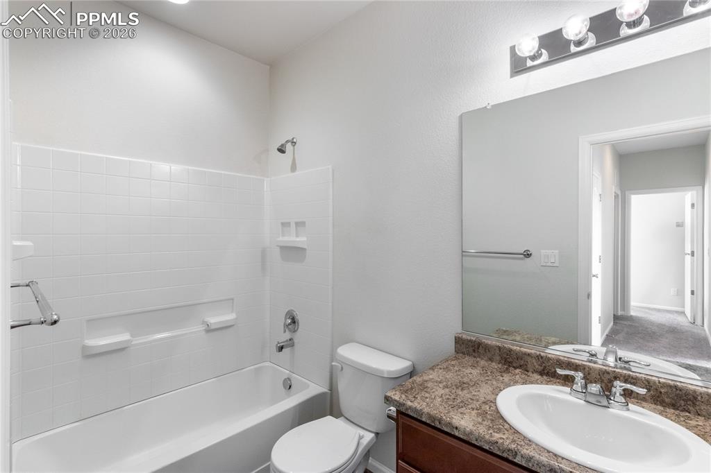 Image 29 of 38: Bathroom